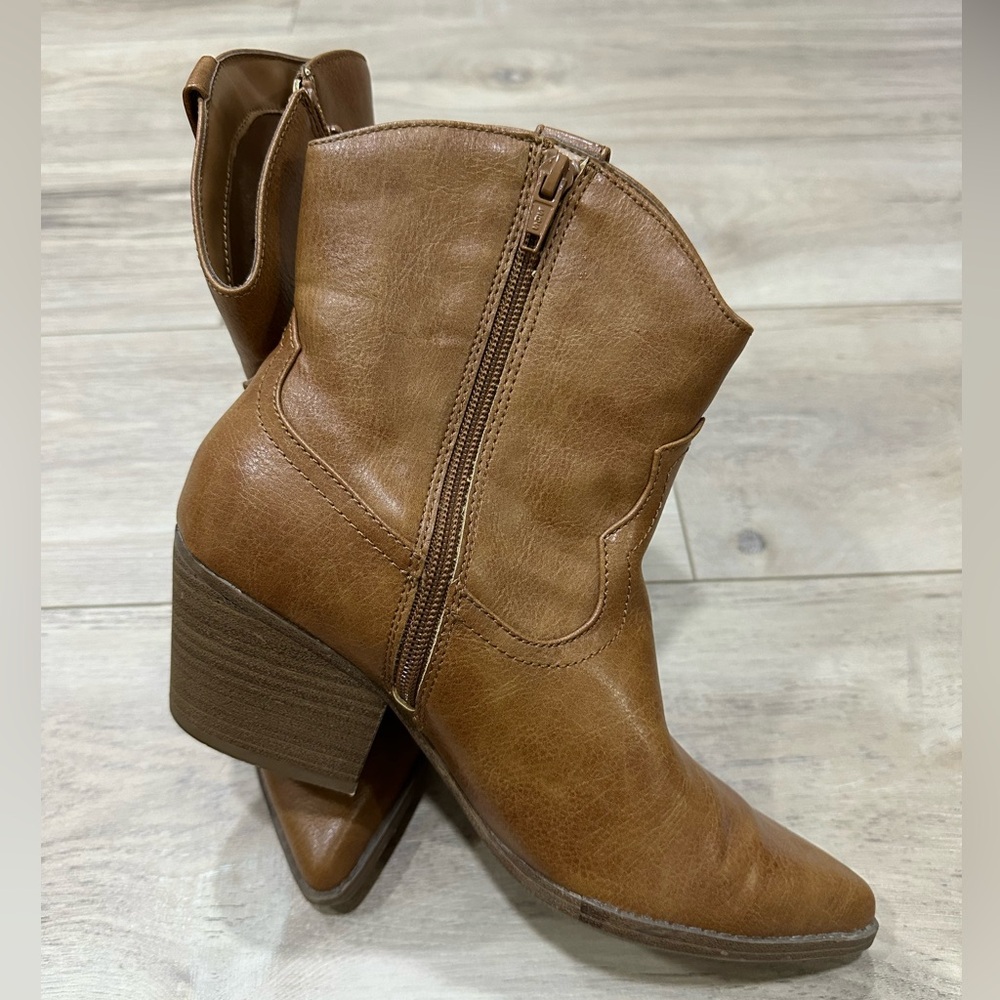 Universal Thread Tan Western Ankle Booties